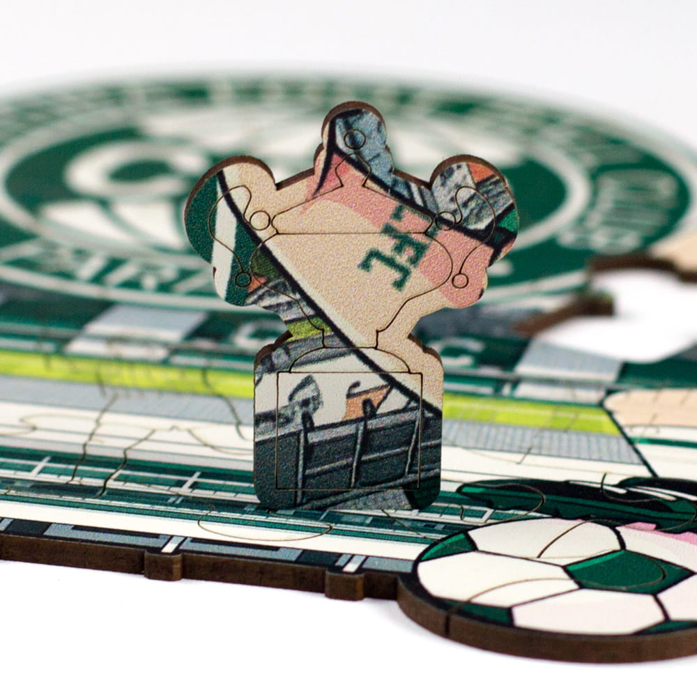 Detalhe de peça temática do quebra-cabeça Coritiba Kids em madeira com impressão colorida