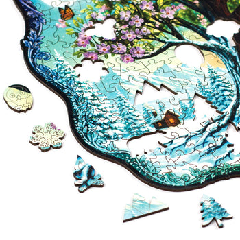 Close-up lateral mostrando a espessura da madeira e os encaixes precisos das peças temáticas de floco de neve e montanha no quadrante de inverno