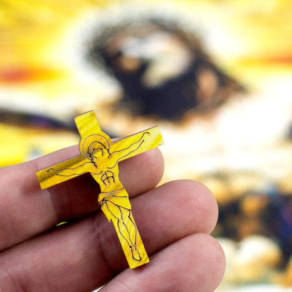 Close na impressão UV mostrando a textura da madeira através da peça temática em formato da cruz e jesus