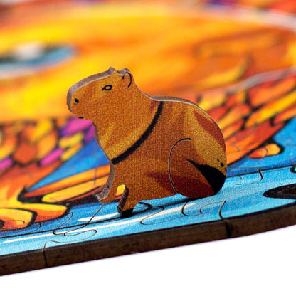 Detalhe lateral de uma peça de madeira em formato de capivara, destacando a espessura do MDF e a qualidade da impressão.