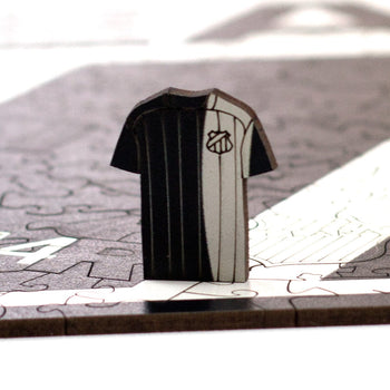 imagem com zoom mostrando os detalhe da peça temática da camisa do Ceará