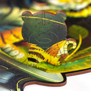 Detalhe da peça de madeira do Puzzle Orbe Tigre