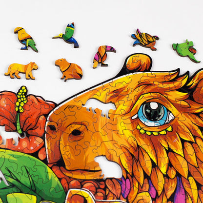 Close-up de peças de madeira com formatos de animais brasileiros como tucano e bicho-preguiça sobre o quebra-cabeça da capivara.