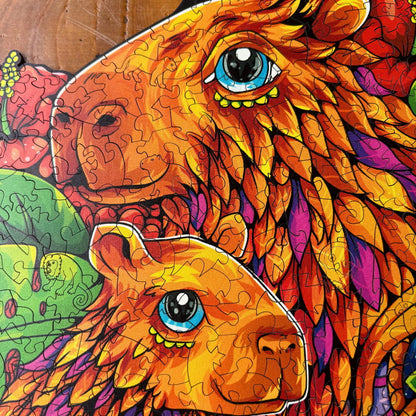 Detalhe aproximado das peças de encaixe e do olhar artístico da capivara no quebra-cabeça.