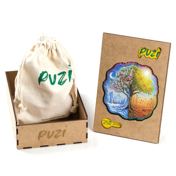 Caixa de madeira Puzi aberta revelando o saquinho de algodão para proteção das peças e a tampa com a ilustração das Quatro Estações