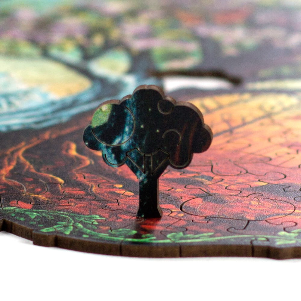 Detalhe da peça central temática em formato de árvore que encaixa no meio do quebra-cabeça, unindo todos os quadrantes sazonais