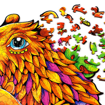 Detalhe de peças coloridas de madeira sendo encaixadas na ilustração da Capivara Puzi, destacando os formatos irregulares e a precisão do corte a laser