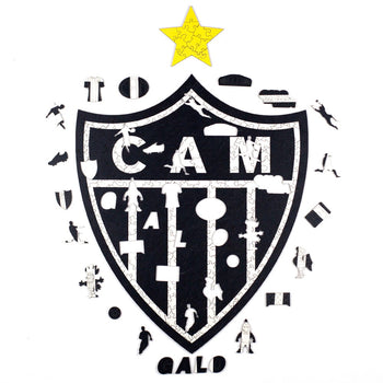 Quebra-cabeça do Atlético Mineiro montado com peças temáticas espalhadas ao redor