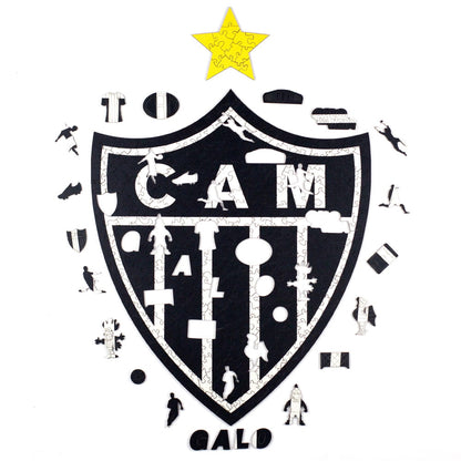 Quebra-cabeça do Atlético Mineiro montado com peças temáticas espalhadas ao redor