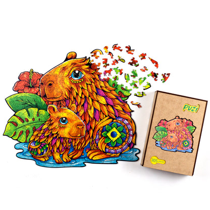 Quebra-cabeça de madeira da Capivara Puzi parcialmente montado ao lado de sua embalagem original de MDF.