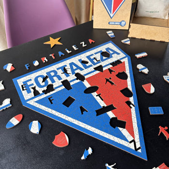 Visão ampla do quebra-cabeça do Fortaleza com espaços vazios para peças em formato de letras e símbolos