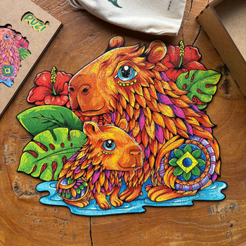 Quebra-cabeça de madeira montado com ilustração colorida de capivara adulta e filhote.