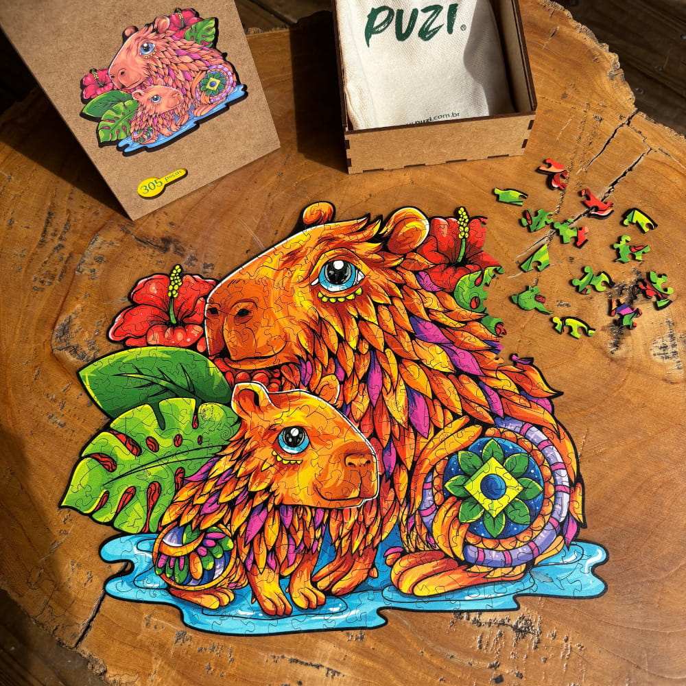 Quebra-cabeça de madeira com peças soltas ao lado destacando a temática de fauna brasileira.