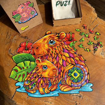 Quebra-cabeça de madeira com peças soltas ao lado destacando a temática de fauna brasileira.