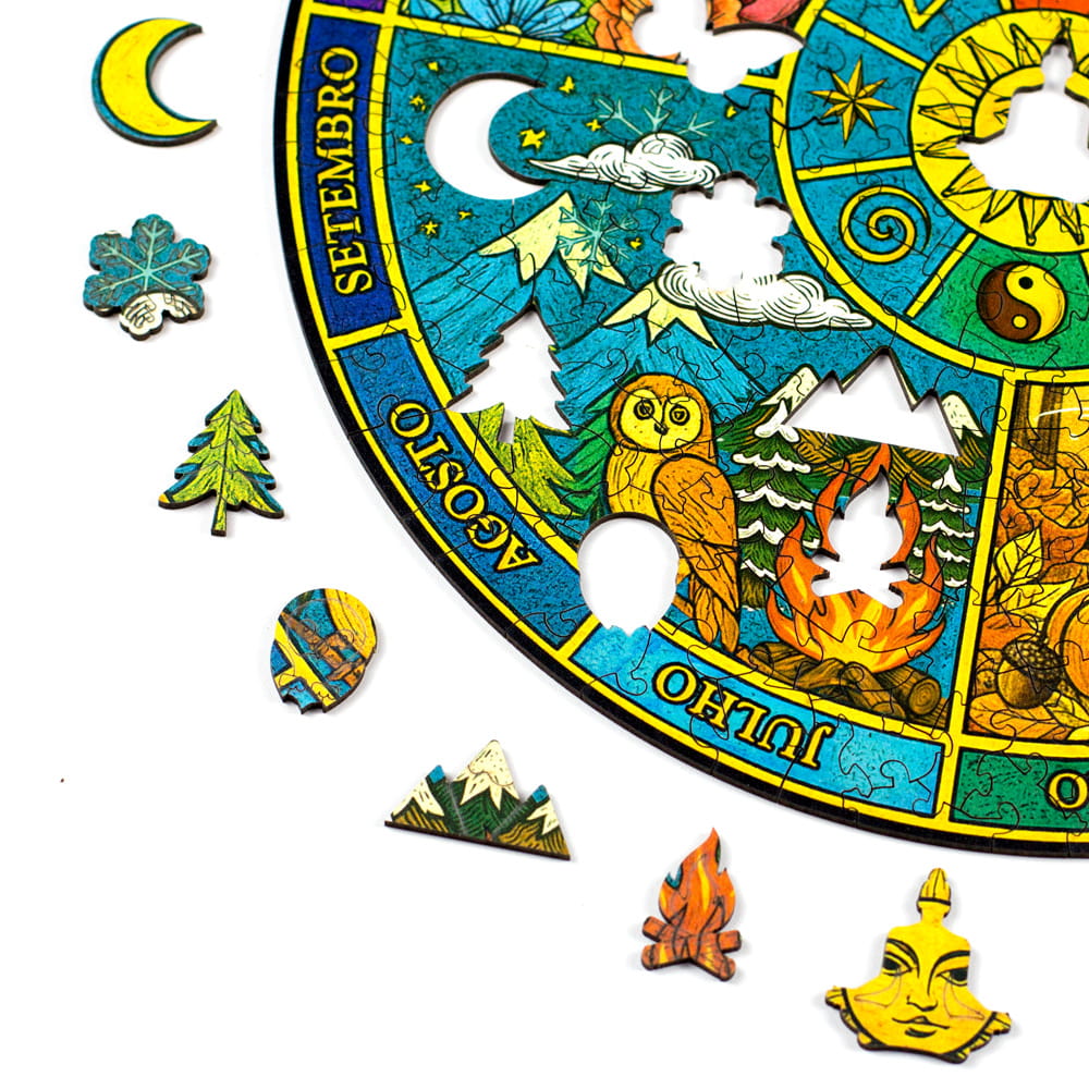 Detalhe do quebra-cabeça de madeira Mandala Ciclo da Vida com peças temáticas do inverno, incluindo lua, floco de neve, pinheiro, montanhas e fogueira