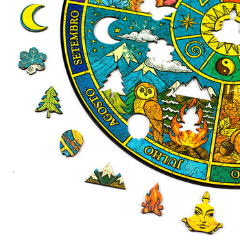 Detalhe do quebra-cabeça de madeira Mandala Ciclo da Vida com peças temáticas do inverno, incluindo lua, floco de neve, pinheiro, montanhas e fogueira