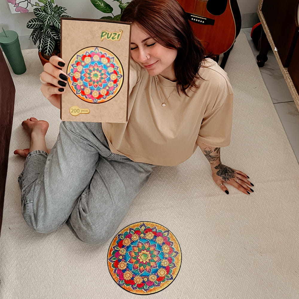 Mulher sentada no chão com quebra-cabeça de mandala da saude colorida de 200 peças.