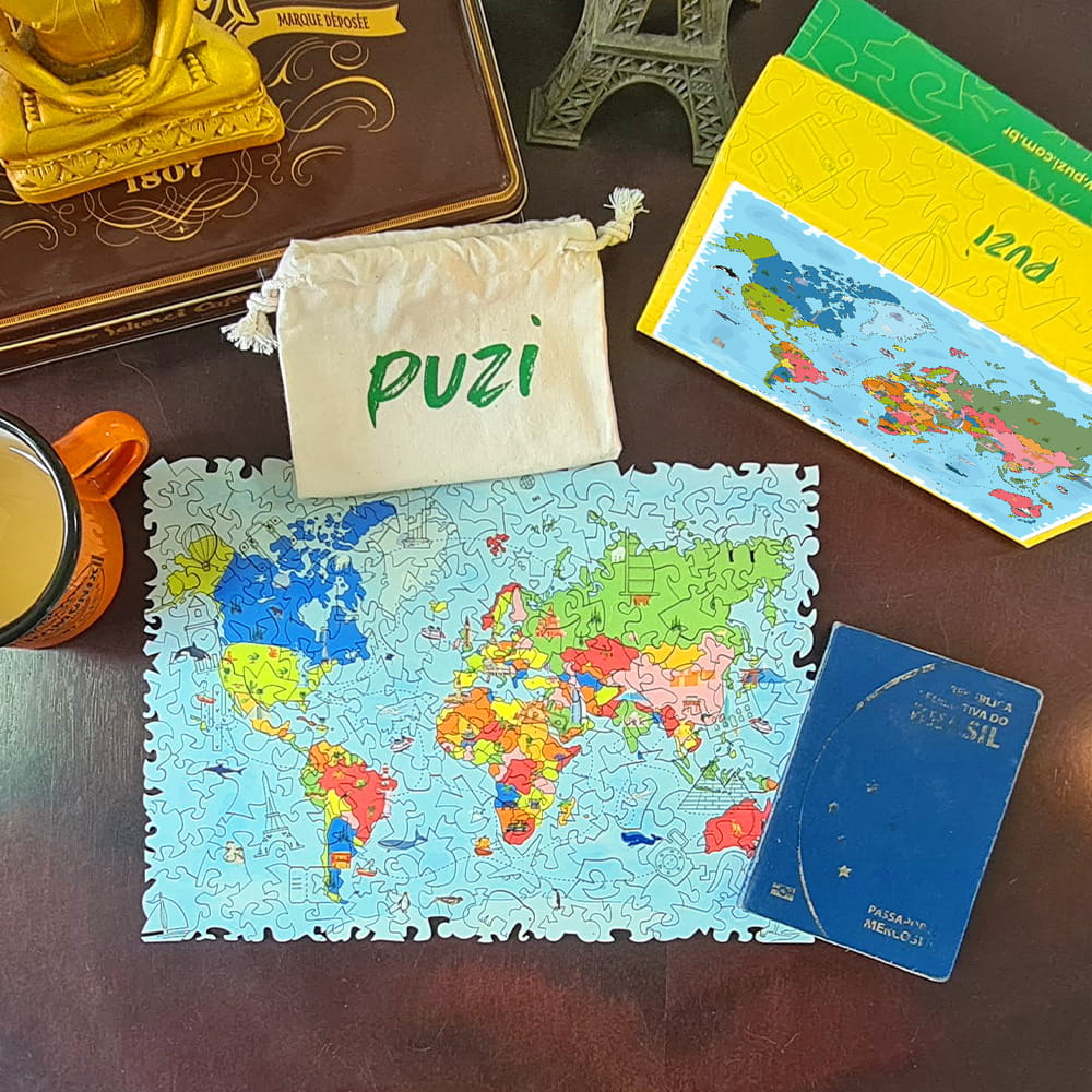 Quebra-cabeça de mapa-múndi montado sobre mesa com passaporte e acessórios de viagem.