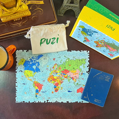 Quebra-cabeça de mapa-múndi montado sobre mesa com passaporte e acessórios de viagem.