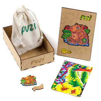 Kit completo do quebra-cabeça de madeira Puzi da Capivara contendo caixa de MDF, saquinho de algodão para as peças, cartão com a arte completa e chaveiros