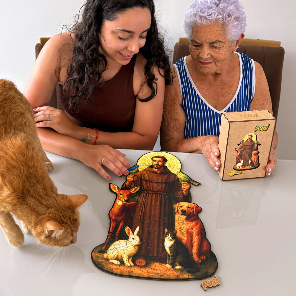 Neta e avó montando quebra-cabeça de madeira de São Francisco de Assis com animais.