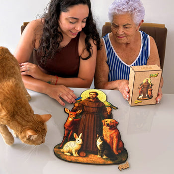 Neta e avó montando quebra-cabeça de madeira de São Francisco de Assis com animais.