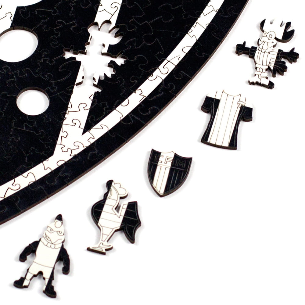 Zoom das peças temáticas de madeira do Atlético Mineiro